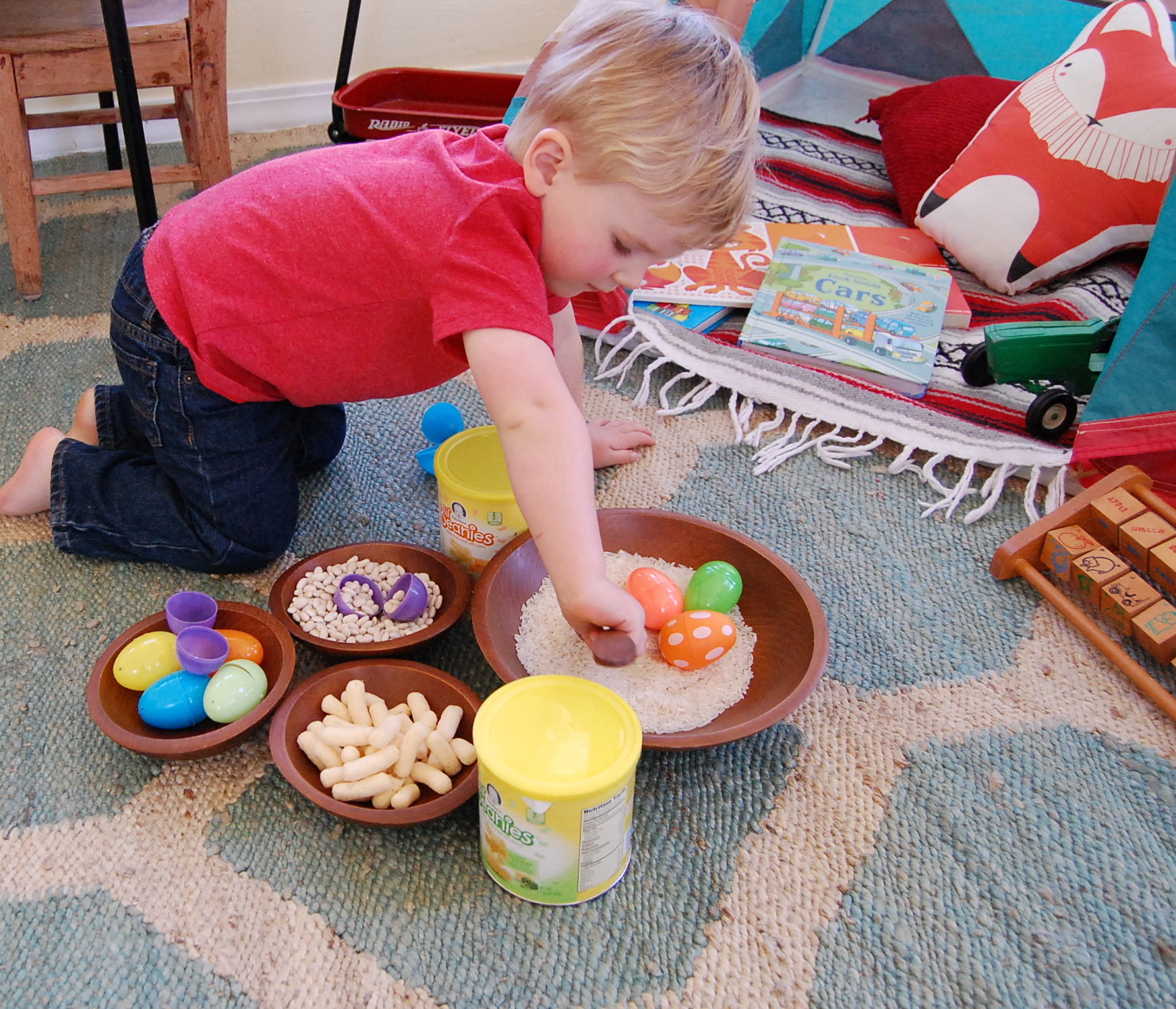 Fill empty Easter Eggs with rice, beans or both for a fun toddler sensory play activity! #toddleractivity #sensoryplay #gerberlilbeanies #toddlersnacks juliannegray.com